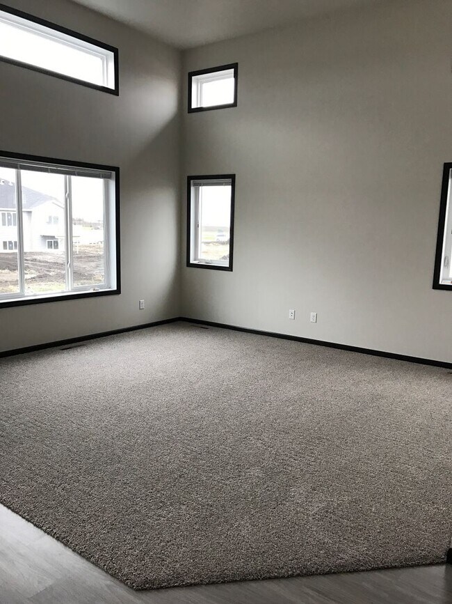 Building Photo - 3 bed 3 bath