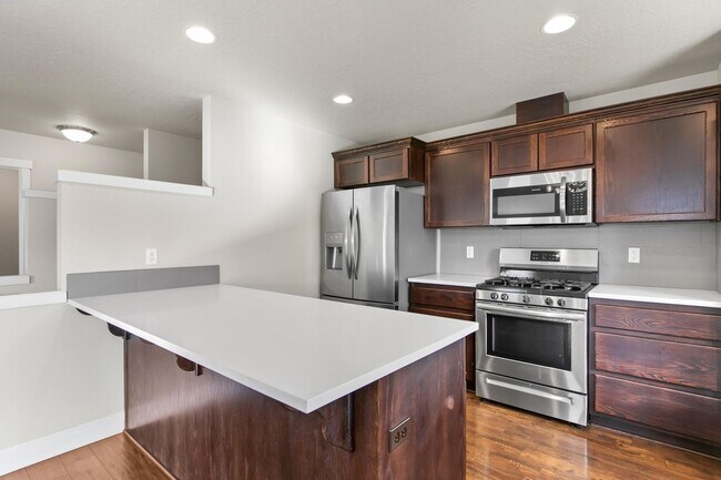 Foto del edificio - Bring the DOG!  Beautiful Like New NE 4 Bd...
