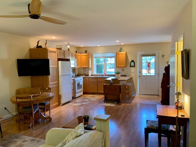 Building Photo - 15 Edgefield Ln