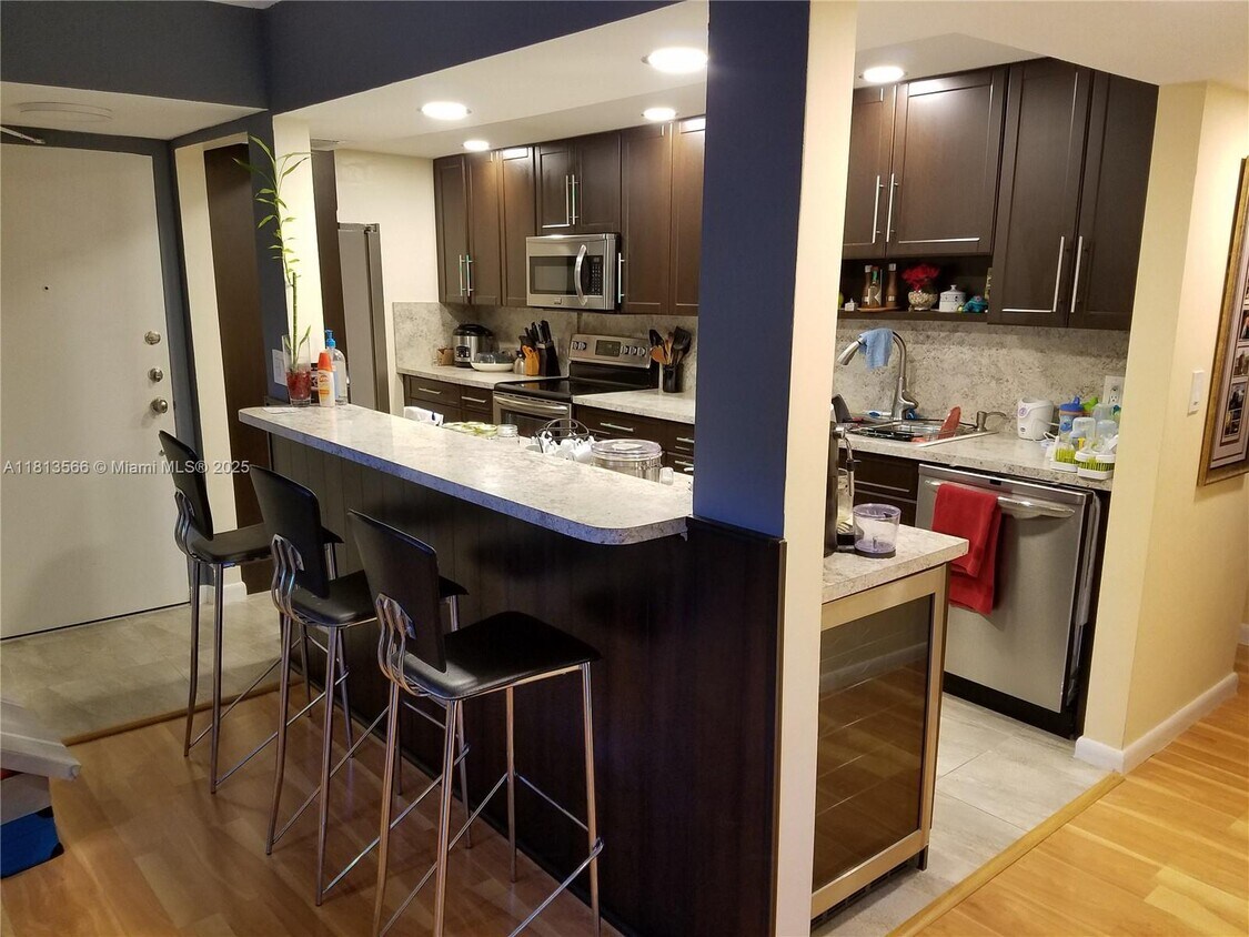 Foto principal - 3860 NE 170th St