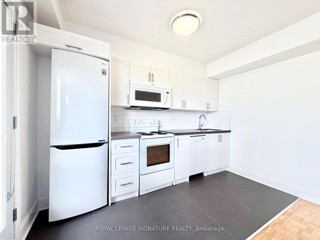 Building Photo - 276 St George St