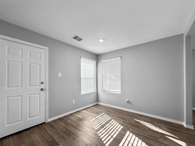 Building Photo - 937 Silver Birch Br