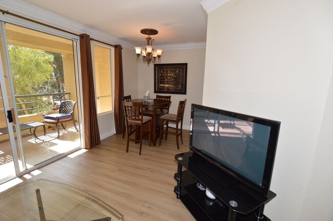 Foto del edificio - Fully Furnished, 1 Bd / 1 Ba Luxury Condo