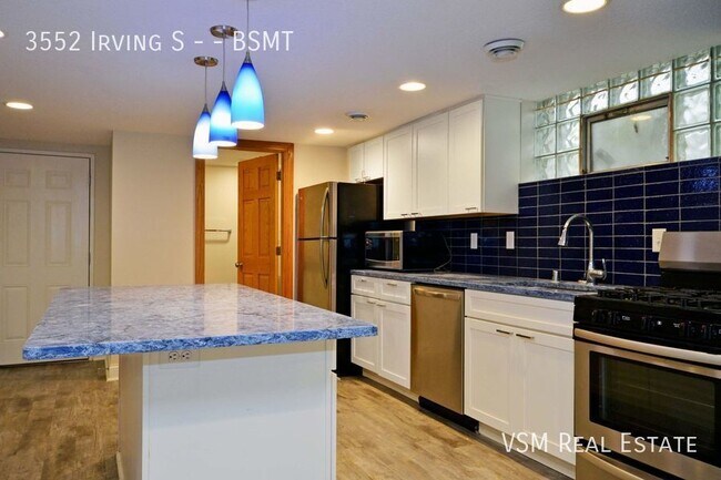 Foto del edificio - Renovated 1 Bed/1 Bath Unit Next To Lake B...
