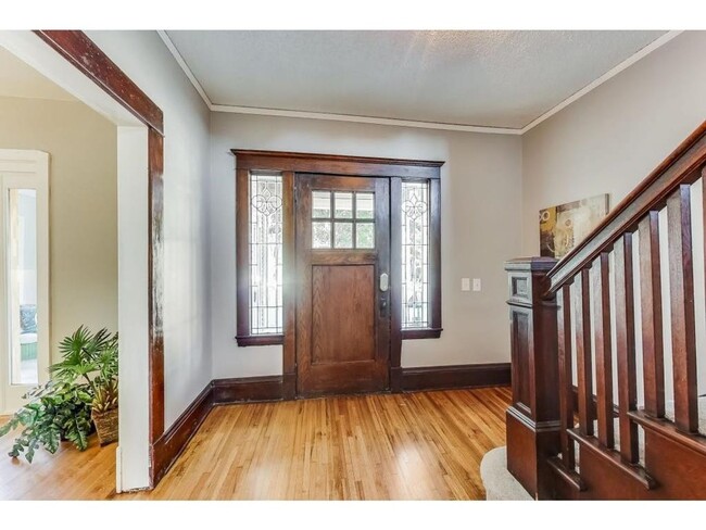 Building Photo - Hamline University- Large and Spacious 6 Bedroom- June Move In