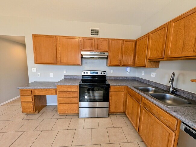 Foto del edificio - Spacious 2 Bedroom with Private Yard!