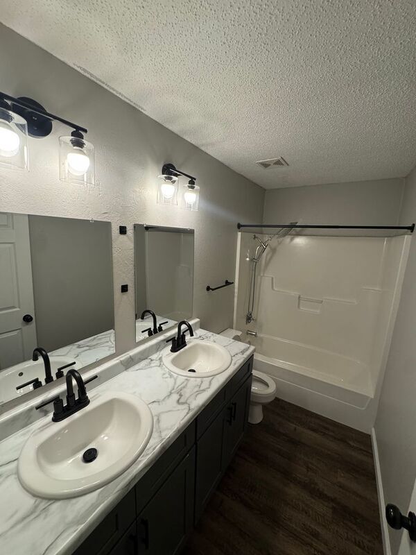 Foto del edificio - 1138 E Walnut St