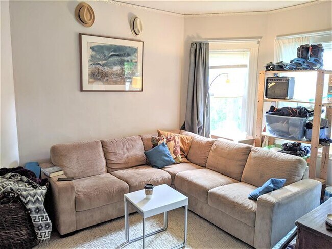 Building Photo - 17 Belmont St