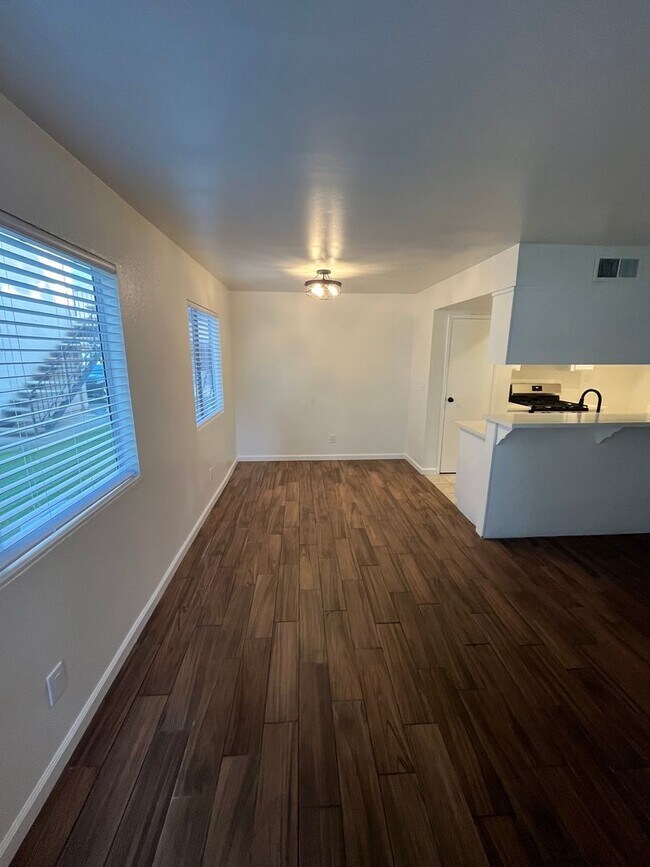 Foto del edificio - Spacious 2 Bedroom Condo/ Nicely Renovated...
