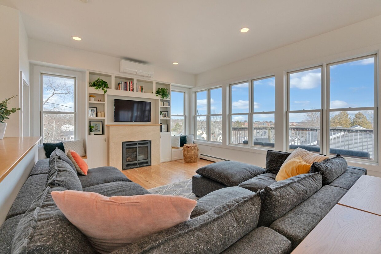 Primary Photo - Stunning 4 Bed 2.5 Bath Steps from Willard...