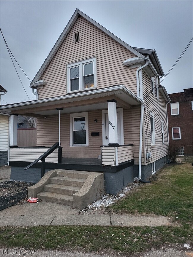 Foto del edificio - 1007 Dewalt Ave NW
