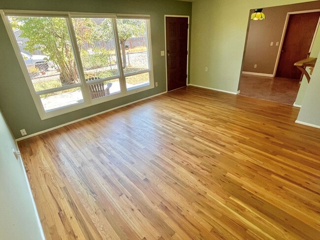 Building Photo - Arbor Lodge Bungalow with Hardwoods, Attac...