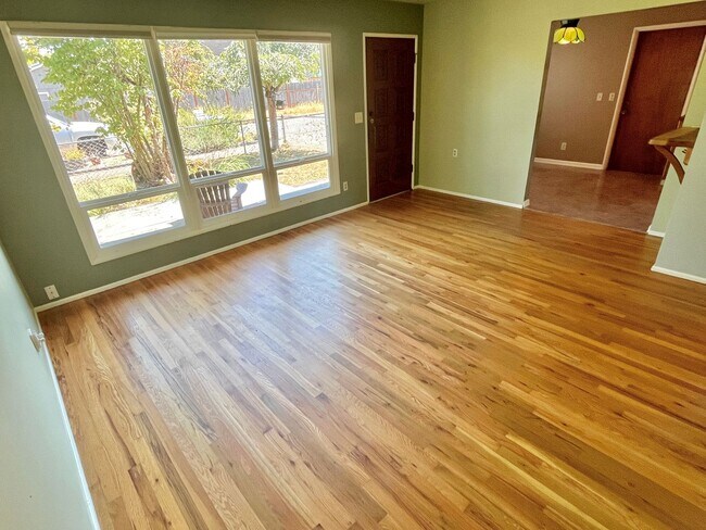 Foto del edificio - Arbor Lodge Bungalow with Hardwoods, Attac...