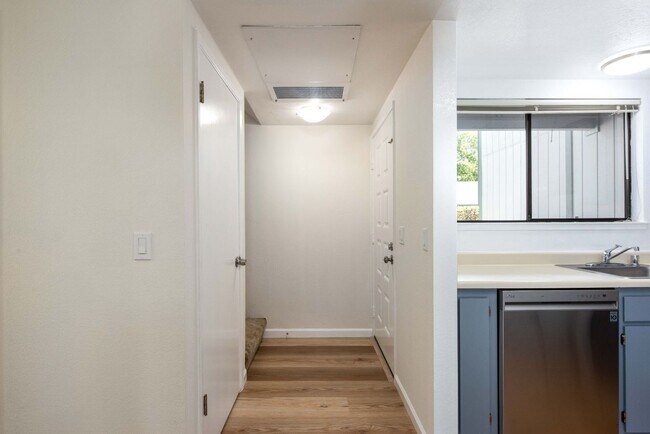 Foto del edificio - Westland Estates 2 Bedroom 2.5 Bathroom Condo