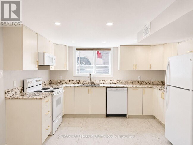 Building Photo - 735 Borthwick Ave