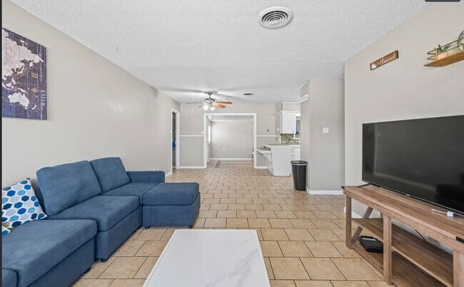 Foto del edificio - 3/2/1 Great Price Great Location. Available Now!