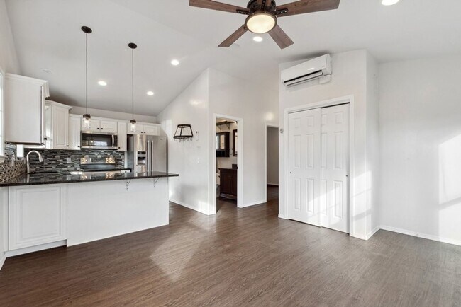 Building Photo - 2 bedroom, 1 bath apartment, close to down...