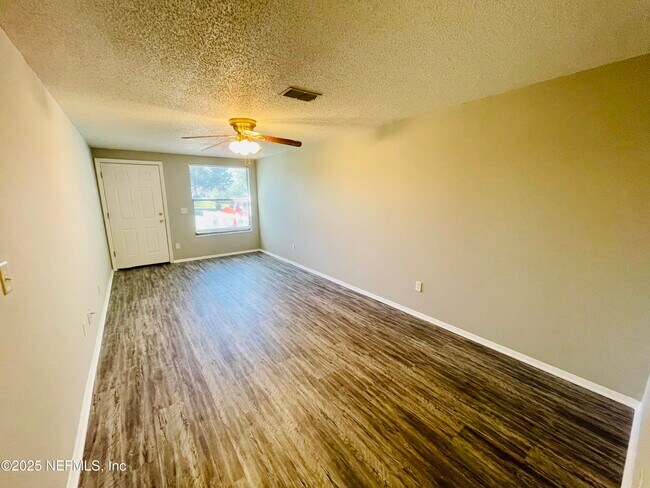 Foto del edificio - 2664 Sunrise Village Dr