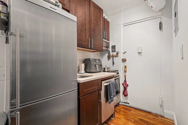 Building Photo - 102 Christopher St