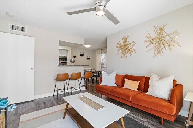 1 habitación, 1 baño, 560 pies cuadrados, sala de estar - Monarch Medical Center