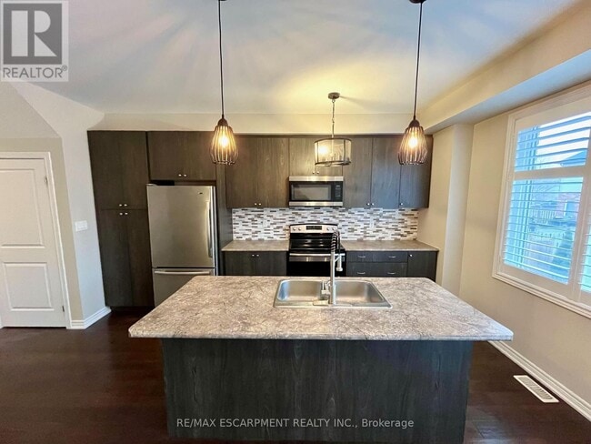 Building Photo - 7 Pinot Cres