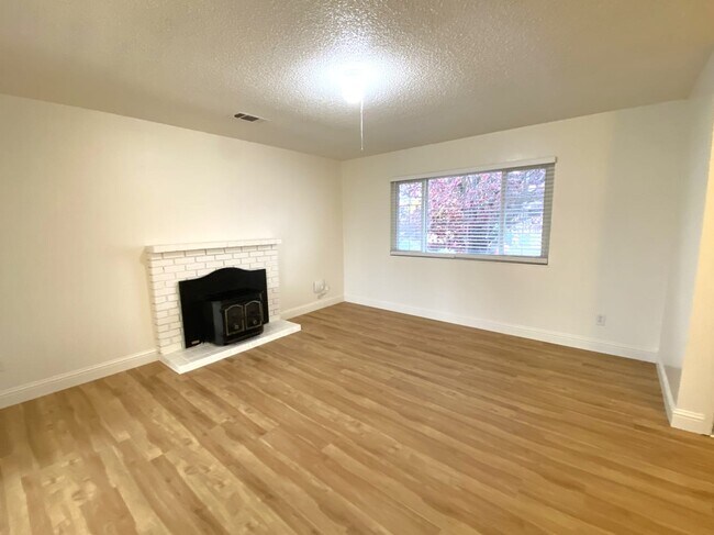 Building Photo - 545 Honker Ln