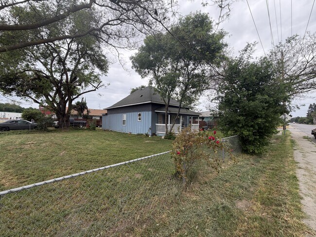 Foto del edificio - 10046 Larkin Rd