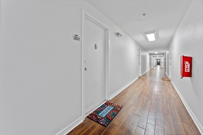 Photo - 406 W Azeele St Apartment