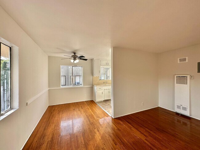 Foto del edificio - 1205 N Formosa Ave