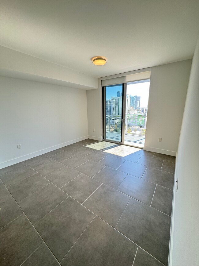 Sala de estar - 341 NE 35th St