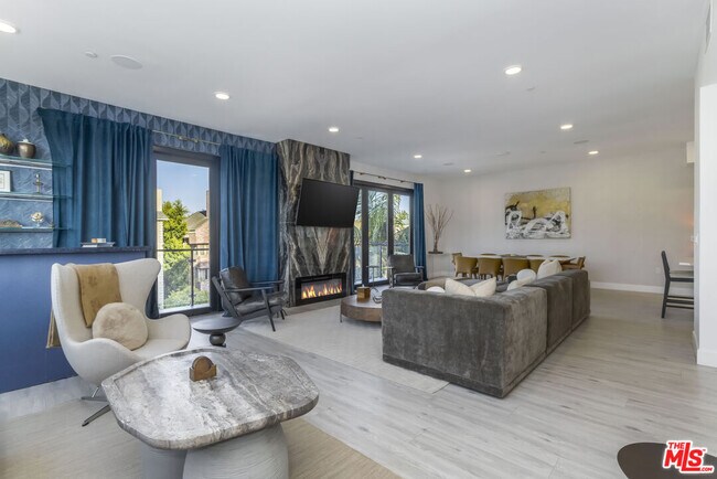 Building Photo - 137 N Doheny Dr