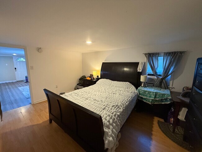 Larger bedroom - 3716 Washington Pike