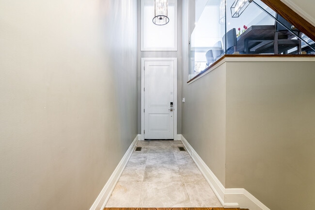 Building Photo - 209B Glengarry Ave