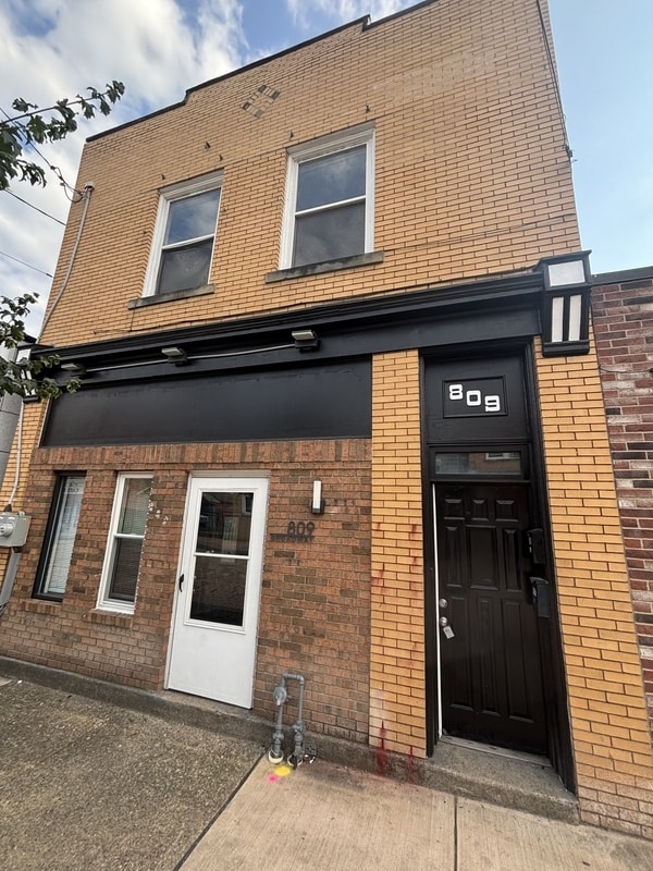 Building Photo - 809 Broadway Ave