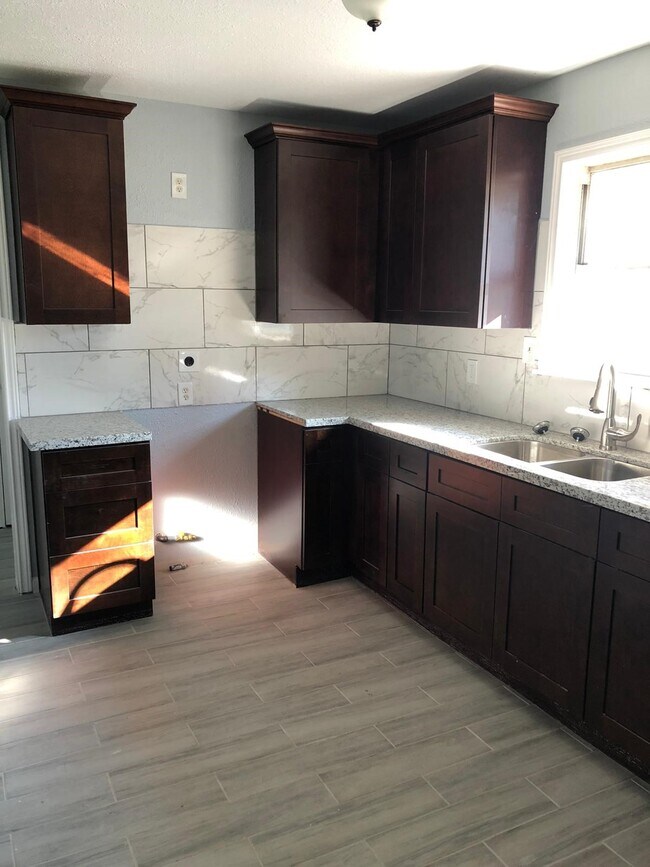 Building Photo - 6022 Lyndhurst Dr