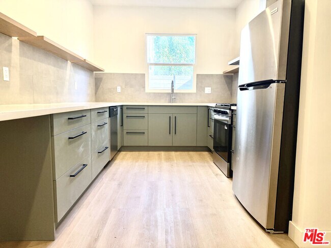 Foto del edificio - 1246 N Formosa Ave