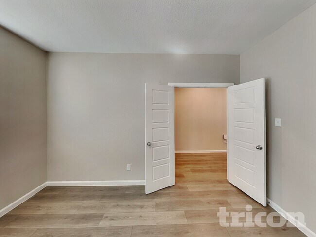 Foto del edificio - 540 Hazeltine Rd