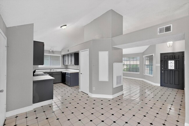 Foto del edificio - 1634 Sunswept Terrace