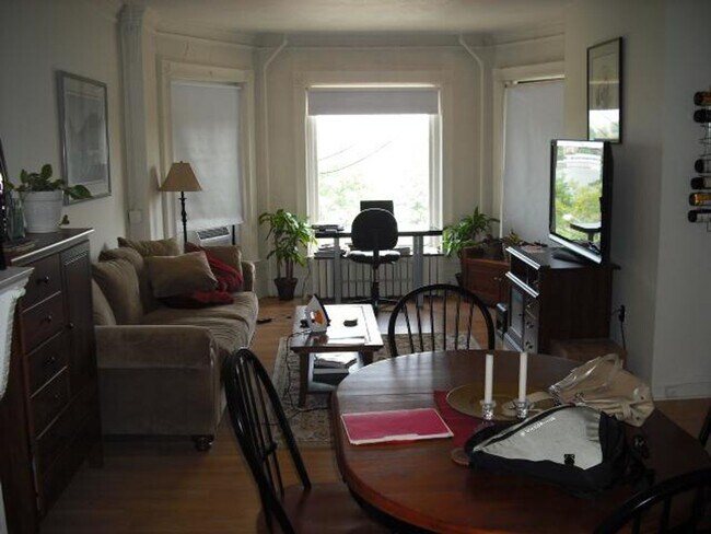 Foto del edificio - 43 Bay State Rd