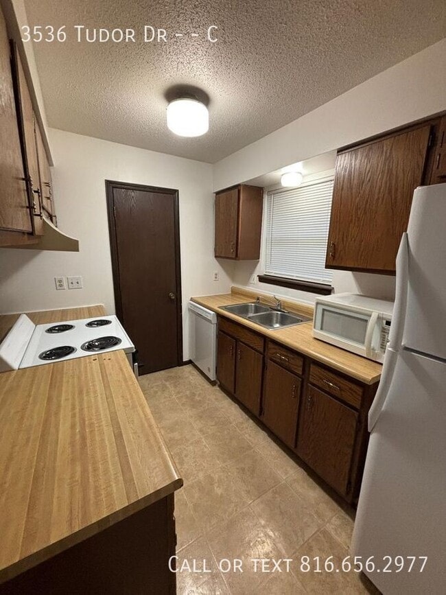 Building Photo - 3536 Tudor Dr