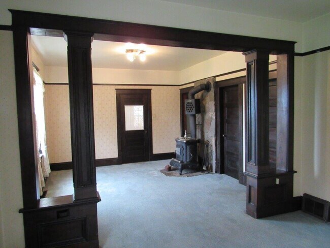 Building Photo - Large Single Family home with Bonus Room!