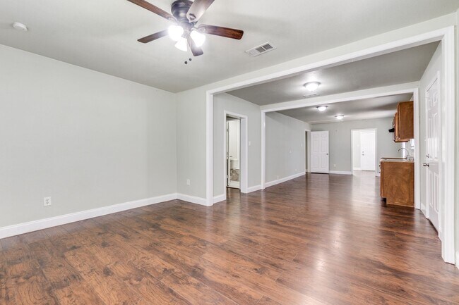 Building Photo - *FREE FIRST MONTH'S RENT/GRATIS PRIMER MES...