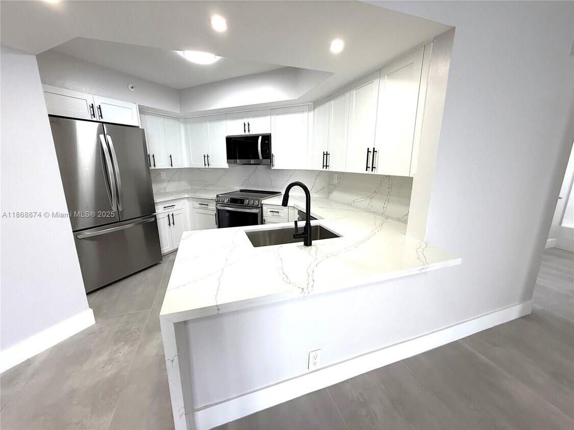 Foto principal - 6767 Collins Ave