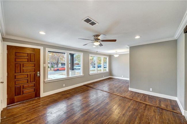 Building Photo - 2933 Shorewood Dr