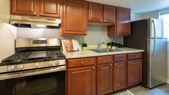 Kitchen updated with stainless appliances - Pembroke Town Center