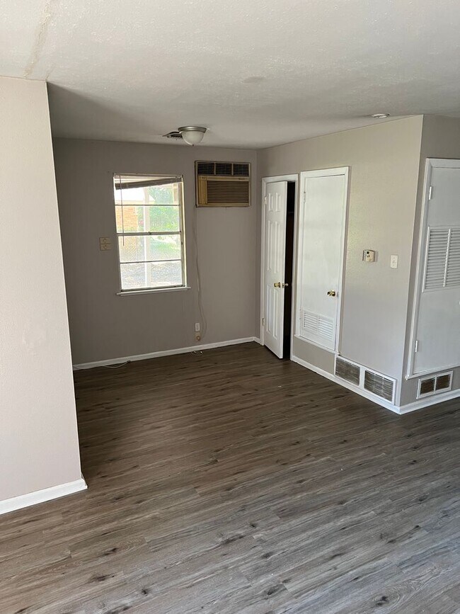 Foto del edificio - New Floors and Paint!!