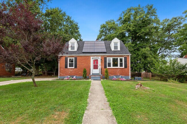 Foto del edificio - Move-In Ready Cape Cod with 3 Finished Levels & Huge Backyard