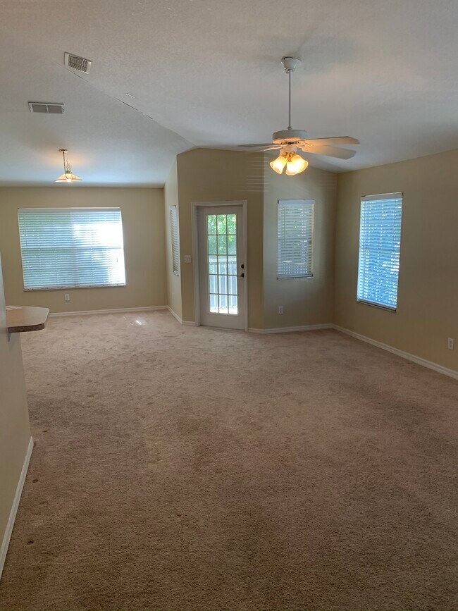 Large open living room - 3657 Oakdale Cir
