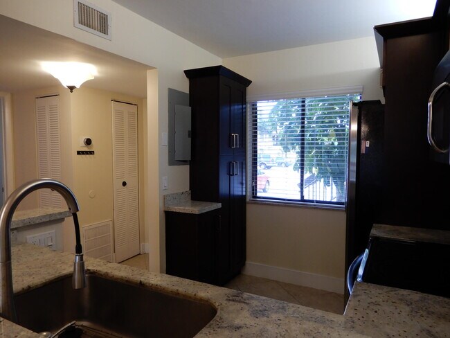 Building Photo - 6585 Somerset Dr