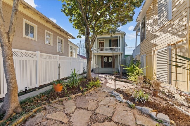 Building Photo - 611 Church St